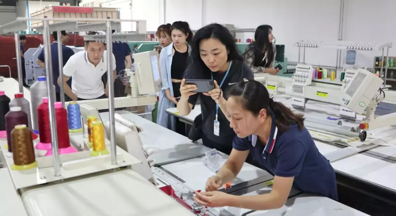 齊魯工業(yè)大學師生參觀上工富怡車間6.jpg